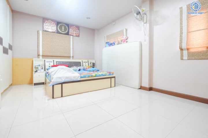 *****บ้านเดี่ยวมือสองย่านกรุงเทพฯ ม.อรุณทอง พุทธมณฑลสาย2 เนื้อที่กว้างขวางมากถึง 114 ตร.ว.  ฟังก์ชัน 6 ห้องนอน 4 ห้องน้ำ ที่จอดรถ 3 คัน บ้านสไตล์ Home Office บนทำเลแห่งการเดินทาง ใกล้รถไฟฟ้าสายสีน้ำเงิน "สถานีบางหว้า" และทางด่วน "ศรีรัช"